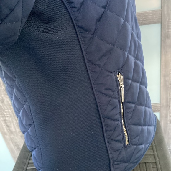 Tommy Hilfiger navy quilted spring jacket. Zippered front and pockets. Small 💙 - Picture 6 of 16